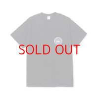 SALE 40%OFF  CALEE  STRETCH EMBLEM LOGO TEE ＜NATURALLY PAINT DESIGN＞