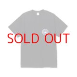 画像: SALE 40%OFF  CALEE  STRETCH EMBLEM LOGO TEE ＜NATURALLY PAINT DESIGN＞
